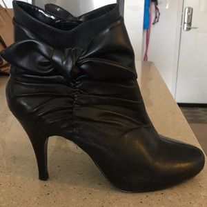 Nine West Bow Accented Heeled Booties
